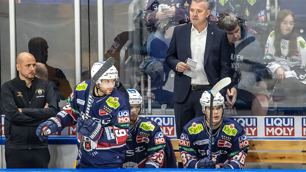 Cheftrainer-Serge-Aubin-von-den-Eisbaeren-Berlin-verfolgt-das-Spiel