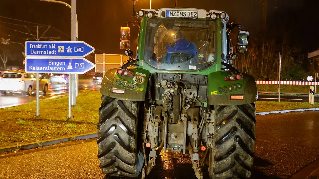 Ein-Traktor-blockiert-die-Autobahnauffahrt-der-Autobahn-60-bei-Mainz-Hechtsheim