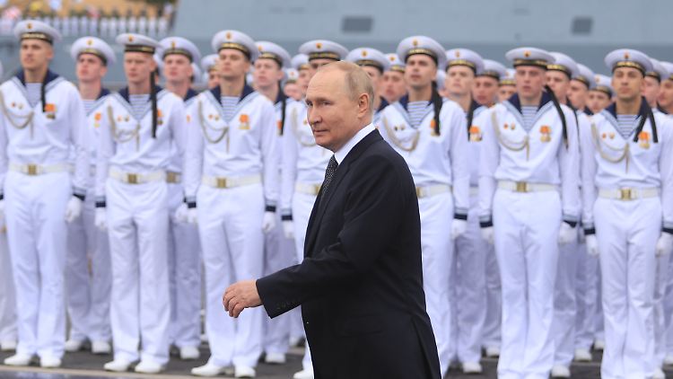 Putin bei einer Parade der Marine in St. Petersburg im Sommer 2022. 