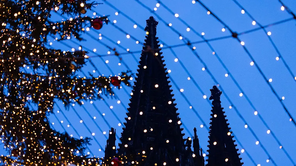 Lichterketten-leuchten-vor-zwei-Kirchtuermen