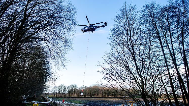 Am Freitag brachte der Hubschrauber der Bundespolizei 13 Tonnen Sand an die Deiche.