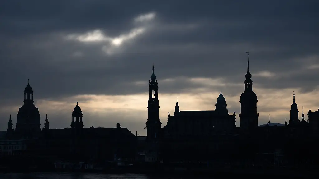 Die-Altstadtkulisse-mit-der-Frauenkirche-l-r-dem-Staendehaus-der-Hofkirche-dem-Rathaus-dem-Hausmannsturm-und-der-Kreuzkirche-zeichnet-sich-vor-dunklen-Wolken-ab