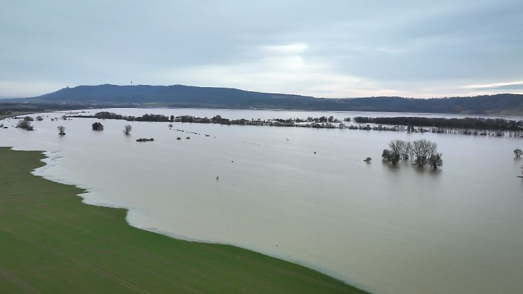 Oberhalb der Talsperre Kelbra sind riesige Flächen überflutet. 