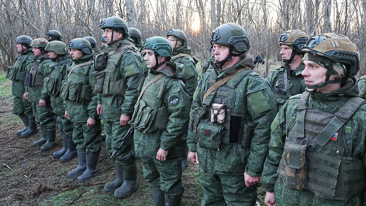 Russische Soldaten bei einem Appell in der Südukraine.
