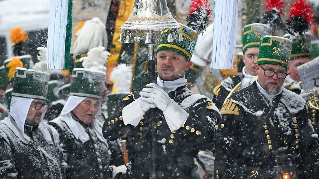 Am-Abschlusskonzert-vor-der-St-Annenkirche-haben-sich-die-Mitglieder-der-Berg-und-Huettenvereine-aufgestellt