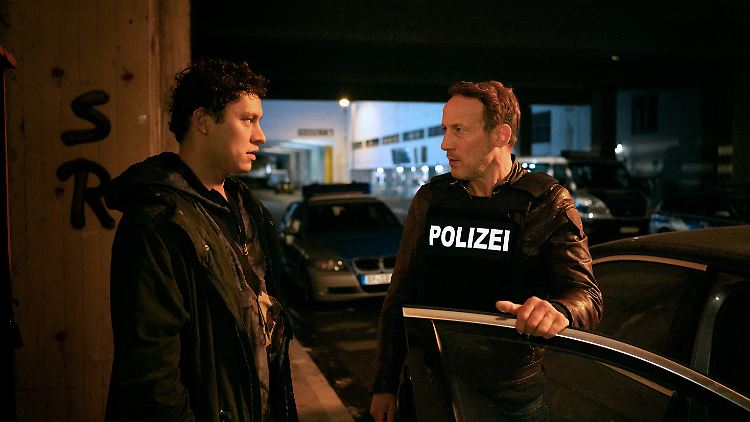 Bei einer Razzia rumpelt Falke (Wotan Wilke Möhring, r.) mit einem Mann zusammen, der ihm seltsam bekannt vorkommt.
