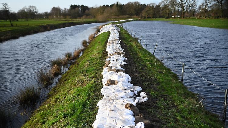 Sandsäcke liegen an einem Nebenfluss der Leda in Niedersachsen.