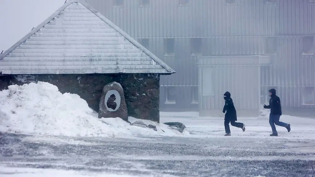 Wanderer-gehen-auf-dem-Brocken-entlang
