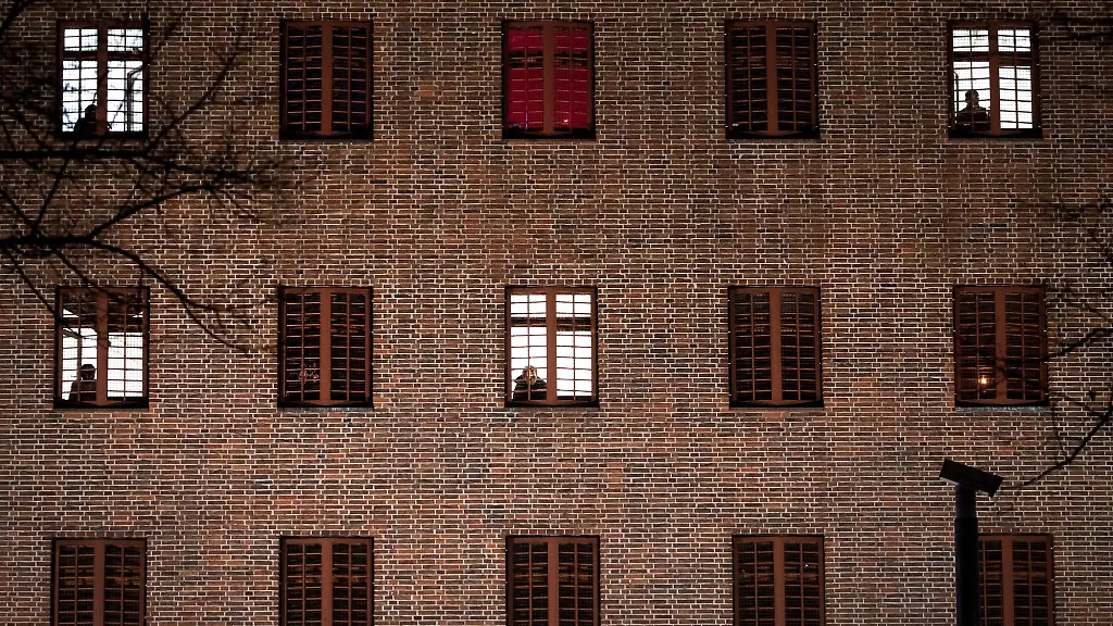 Gefangene-schauen-aus-den-vergitterten-Zellenfenster-in-der-Untersuchungshaftanstalt-Hamburg-am-Holstenglacis