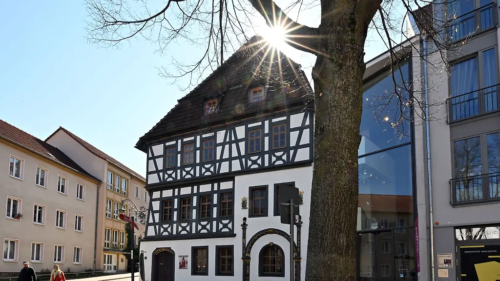 Das-Lutherhaus-Eisenach-wo-derzeit-die-Ausstellung-Erforschung-und-Beseitigung-ueber-das-Entjudungsinstitut-zu-sehen
