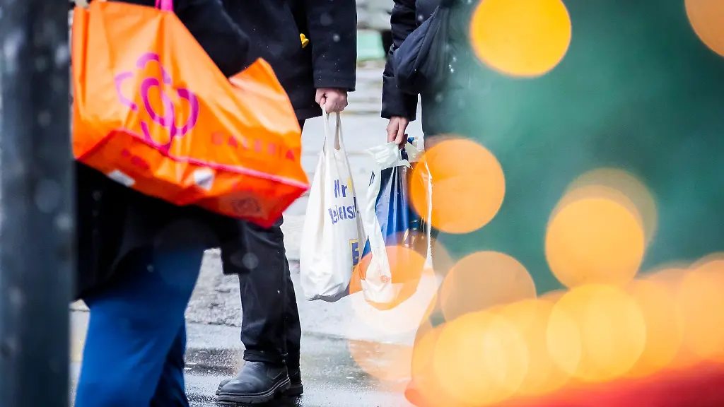 Passanten-gehen-mit-Einkaufstaschen-auf-der-Einkaufsmeile-Schlossstrasse-im-Stadtteil-Steglitz