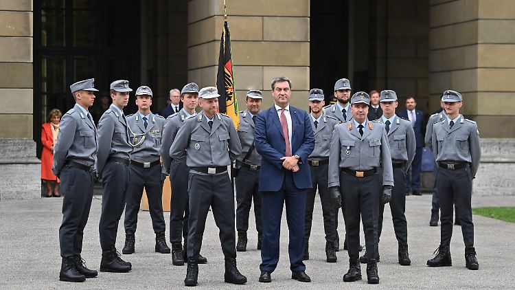 Söder beim feierlichen Gelöbnis der Rekruten des Gebirgsjägerbataillon 232 im September.
