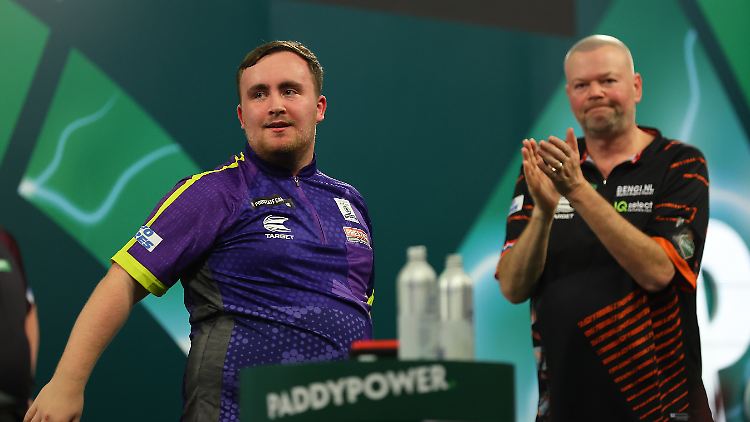 Applaus von seinem Idol: Luke Littler ist auch für Raymond van Barneveld zu stark.