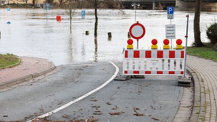 Blick auf die überflutete Zufahrt zu einem Parkplatz nahe der Weser.