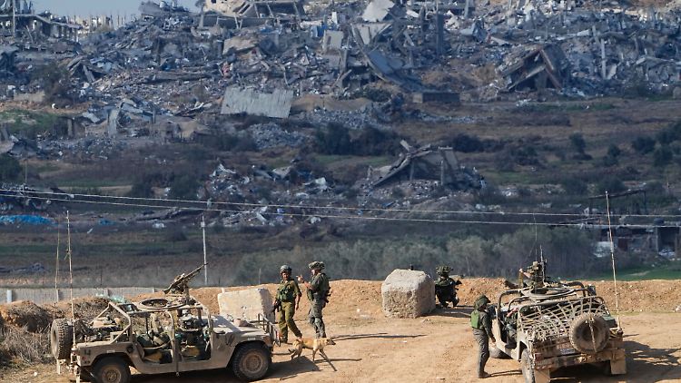 Nahezu 70 Prozent der Wohngebäude im Gazastreifen sind beschädigt oder zerstört. 1,9 Millionen Menschen sind innerhalb des Gebiets auf der Flucht. 