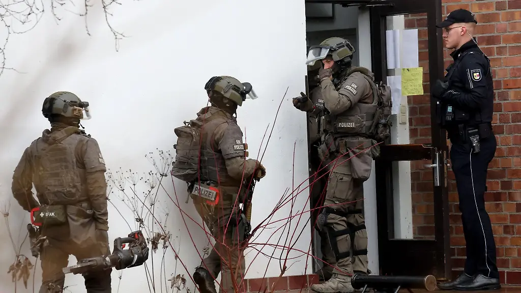 Eine-Spezialeinheit-der-Polizei-kommt-bei-einer-Abschiebung-aus-einem-Kirchengebaeude-zum-Einsatz