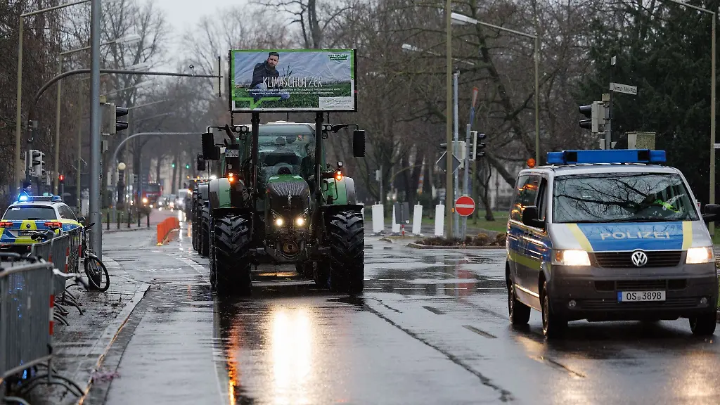 Landwirte-blockieren-mit-ihren-Traktoren-den-Osnabruecker-Wallring