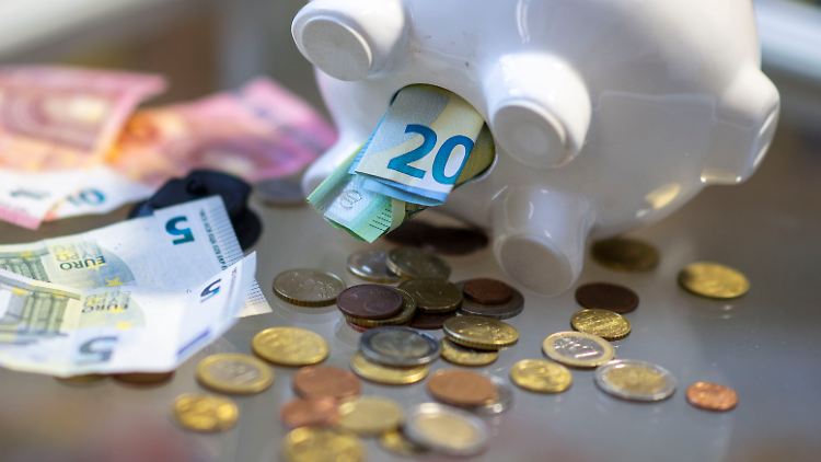 Jahrelang machte es aufgrund der Niedrigzinsen kaum einen Unterschied, ob Sparer ihr Geld ins Schwein steckten oder bei der Bank anlegten. 