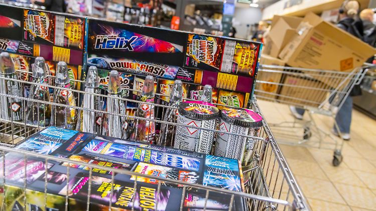 Feuerwerkskörper in einem Discounter. Sie sollten sicherer sein als die Signalrakete, die dem Mann in Berlin eine Hand wegriss.
