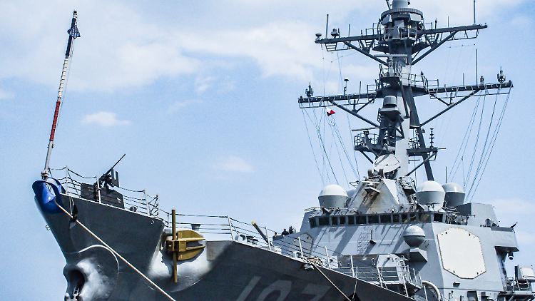 Die USS Gravely geriet nach US-Militärangaben ebenfalls unter Beschuss, als sie der Hangzhou zu Hilfe eilte. 