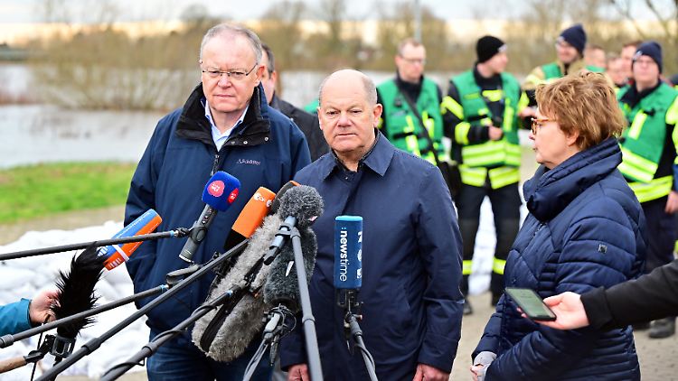 Scholz und Weil im Hochwassergebiet in Niedersachsen.