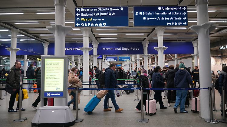 Tausende Fahrgäste waren am Samstag in London, Paris, Brüssel und Amsterdam gestrandet.