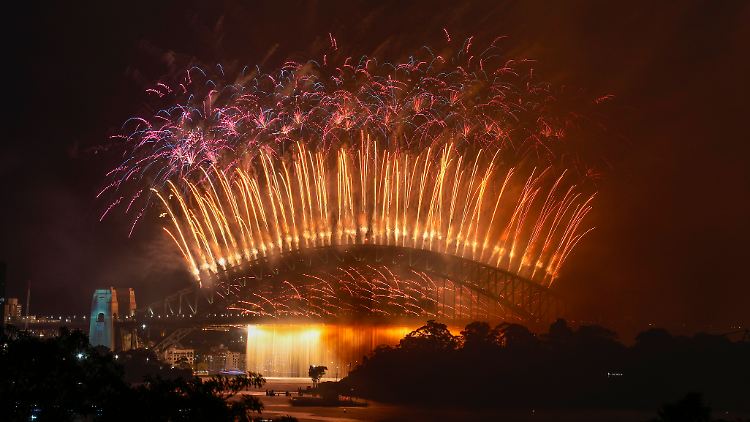 In Sydney wurden acht Tonnen Feuerwerk in den Himmel geschossen.
