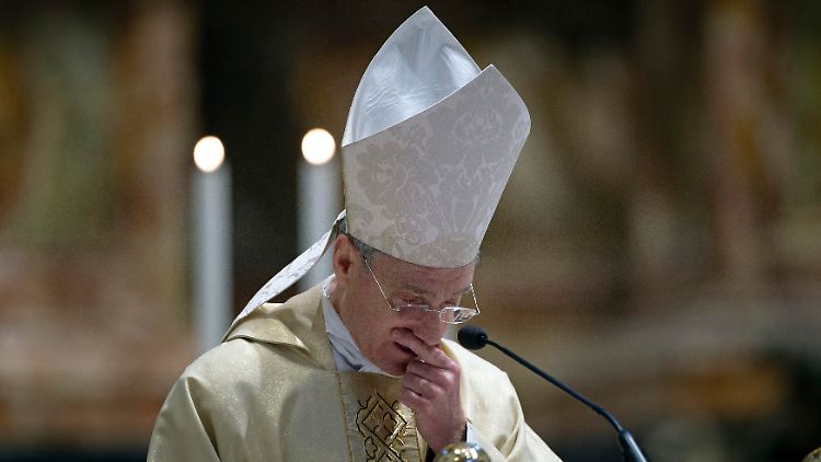 Bei der Gedenkmesse ringt Erzbischof Gänswein mehrmals um Fassung.