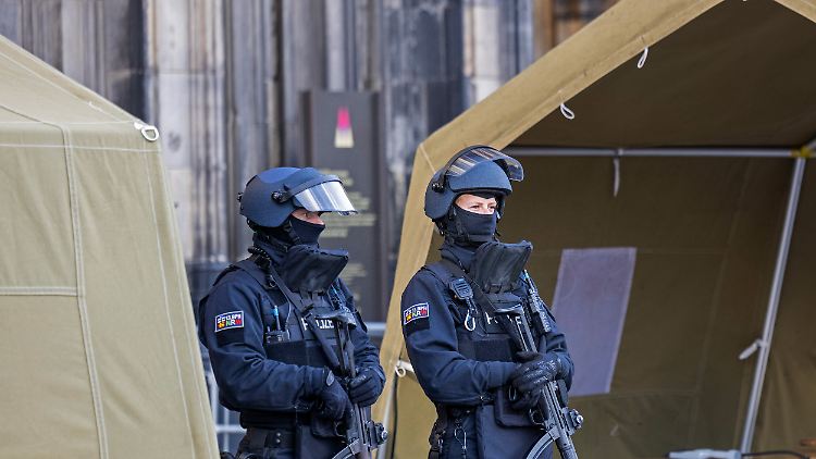 Etwa 1000 Polizistinnen und Polizisten sind im Einsatz, um in der Kölner Innenstadt für Sicherheit zu sorgen.