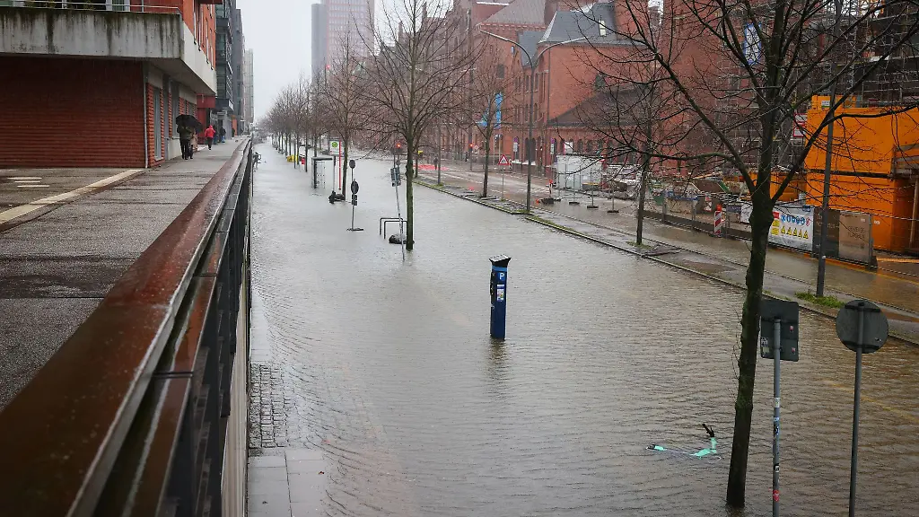 Wasser-steht-am-Freitag-auf-der-ueberschwemmten-Strasse-Am-Santorkai-in-der-Hafencity