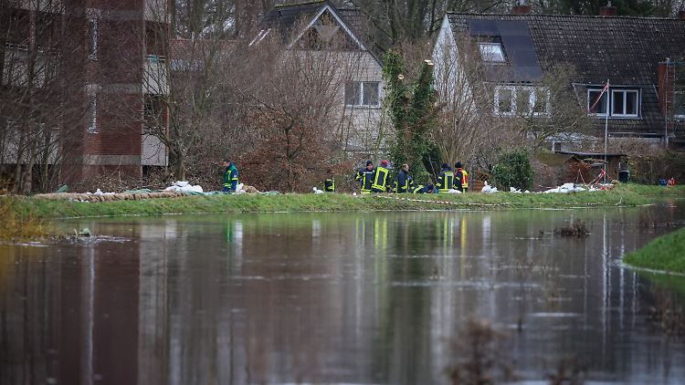 Die Feuerwehr habe bereits mehrere Schaulustige retten müssen, klagen die Einsatzkräfte.