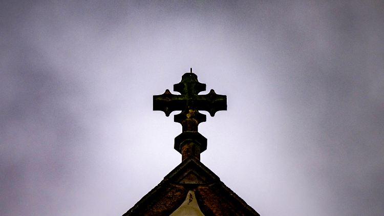 "Nur mehr 48 Prozent der Bevölkerung in unserem Land gehören einer der beiden großen Kirchen an", fasst Bischof Bätzing zusammen.