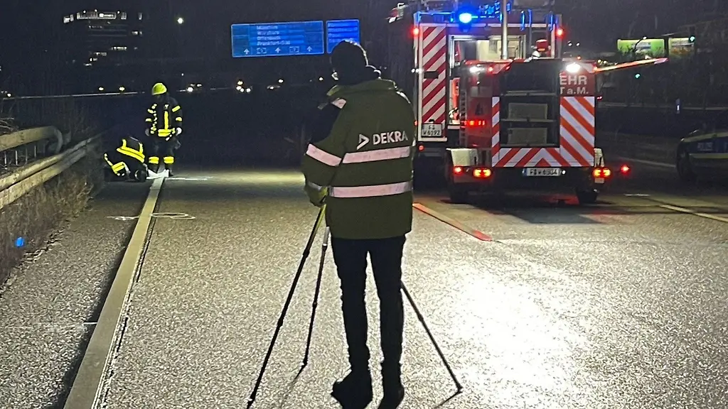 Einsatzkraefte-der-Polizei-und-Feuerwehr-sind-an-der-Unfallstelle-auf-der-Autobahn-3