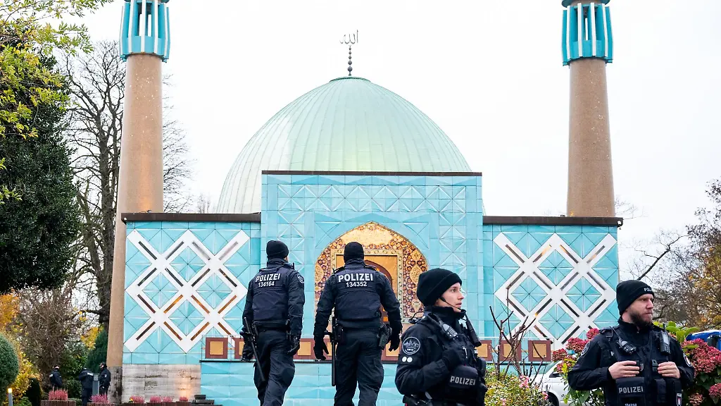 Einsatzkraefte-stehen-waehrend-einer-Razzia-beim-islamischen-Zentrum-Hamburg-vor-der-Imam-Ali-Moschee
