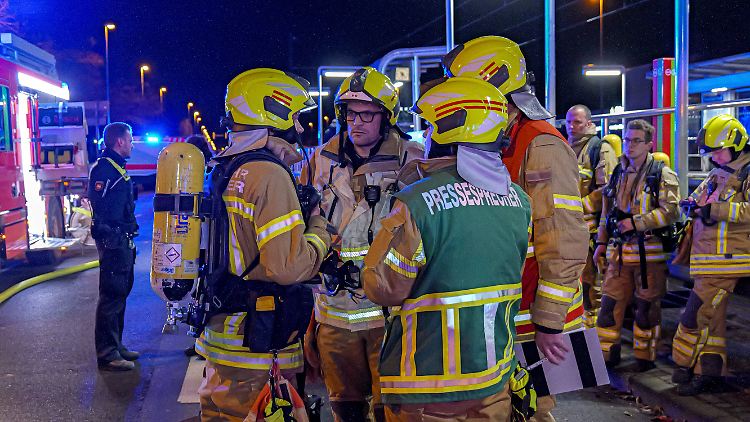 Ein Feuerwehrangehöriger wurde in Hannover so schwer verletzt, dass er in ein Krankenhaus gebracht werden musste.