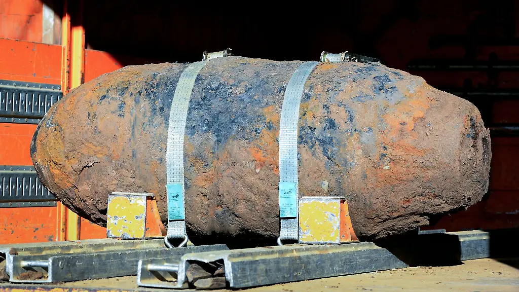 Eine-Zehn-Zentner-Weltkriegsbombe-die-zuvor-entschaerft-worden-ist-liegt-auf-einem-Transporter