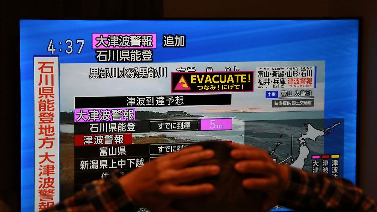 In den japanischen Nachrichten werden Anwohner der Präfektur Noto aufgerufen, sich in Sicherheit zu bringen.