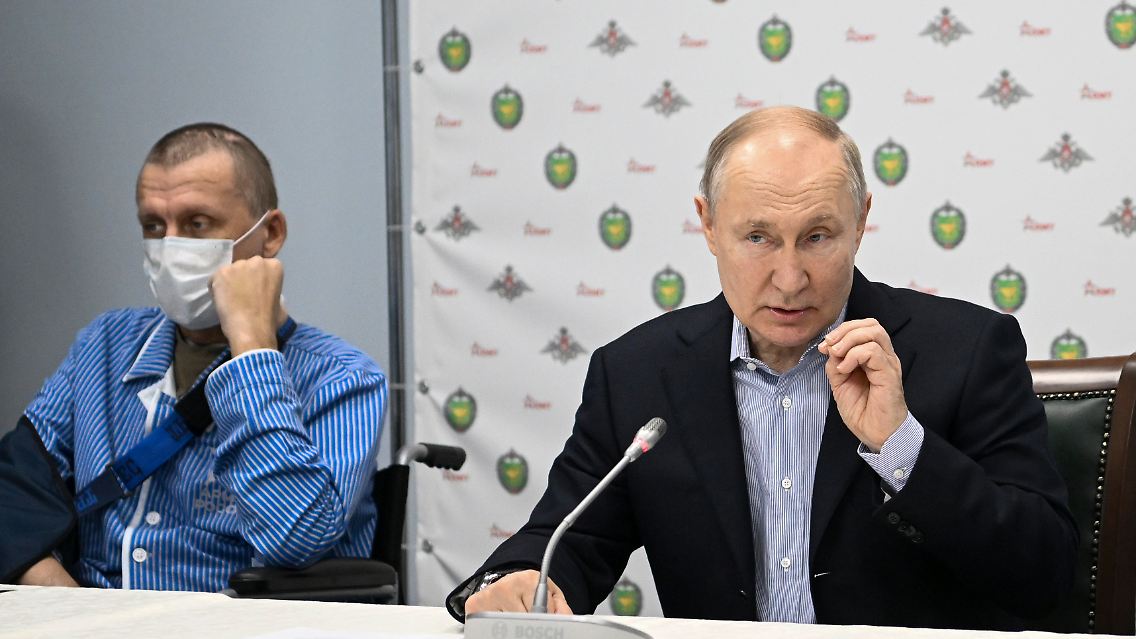 Kremlchef Putin besucht ein Militärkrankenhaus in Moskau.