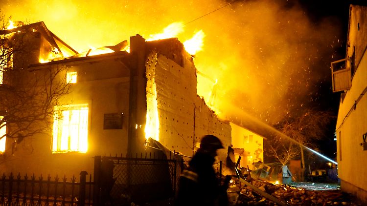 Dieses vom ukrainischen Katastrophenschutz zur Verfügung gestellte Foto zeigt Feuerwehrleute bei Löscharbeiten nach dem russischen Drohnenangriff. 