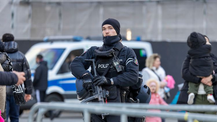 Ein Polizist schiebt vor dem Kölner Dom Wache. 