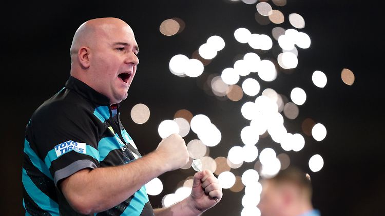 Auf dem Weg zum zweiten WM-Titel muss Rob Cross im Halbfinale Luke Littler aus dem Weg räumen.