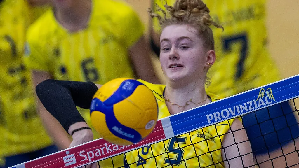 Leandra-Rixa-Negri-vom-SSC-schmettert-den-Ball-uebers-Netz