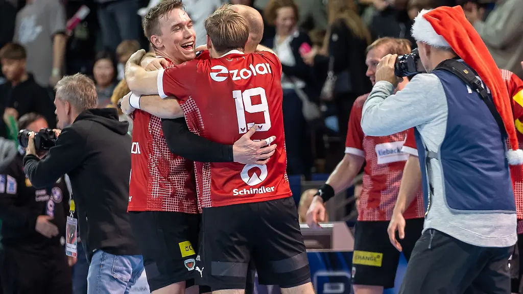 Berlins-Lasse-Andersson-l-und-Mathias-Gidsel-jubeln-nach-dem-Sieg