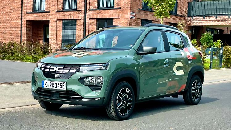 Praktisch am Dacia Spring: Da der Ladeanschluss vorn mittig sitzt, reicht das Kabel sogar, wenn die Ladesäule etwas verbaut oder ungünstig zugeparkt ist.