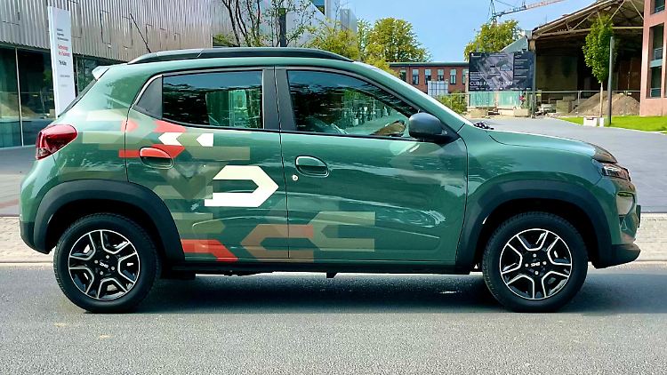 Mit witziger Beklebung wirkt der Dacia Spring sogar stylisch. Die gibt es leider nicht ab Werk.