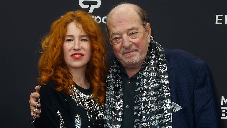 Ralph Siegel und die Schweizer Musikmanagerin Laura Käfer sind seit 2018 verheiratet. Er adoptierte auch ihre Tochter. Es ist seine vierte Ehe.
