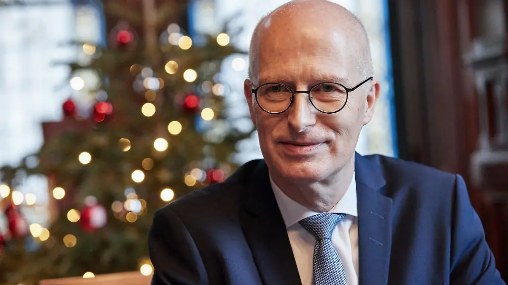 Peter-Tschentscher-gibt-ein-Interview-im-Rathaus