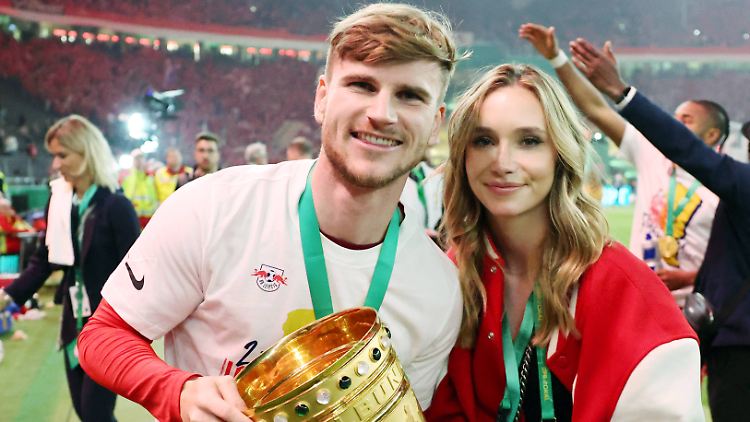 Im Juni 2023 feierten sie zusammen den Gewinn des DFB-Pokals mit RB Leipzig - und demnächst feiern sie wahrscheinlich Hochzeit: Timo Werner und Paula Lense. 