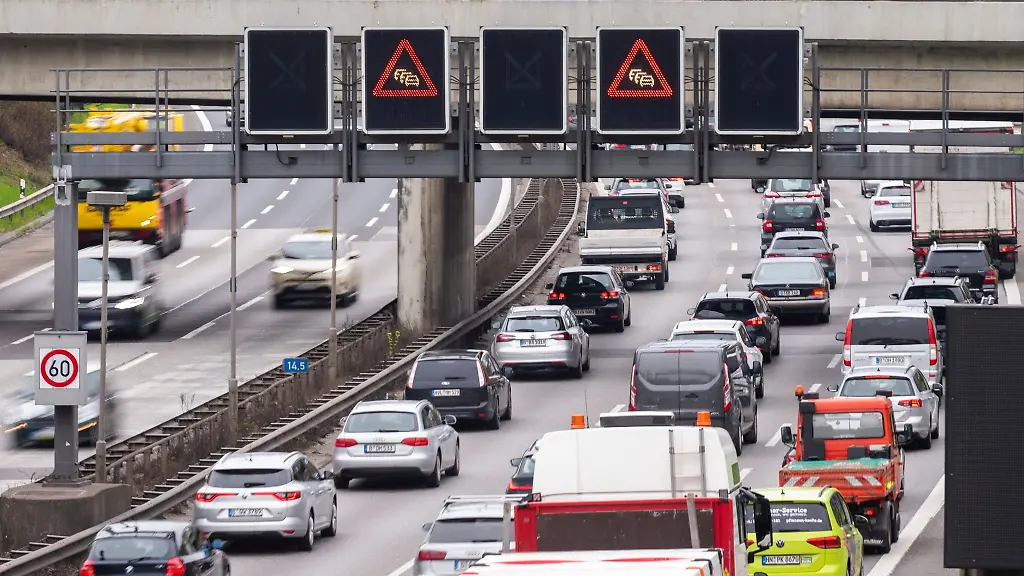 Autos-und-LKW-sind-auf-der-Stadtautobahn-A100-zu-sehen