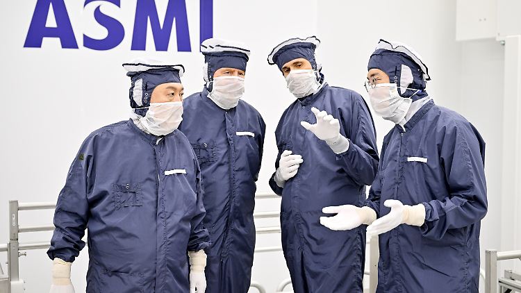 Südkoreas Präsident Yoon Suk Yeol und der niederländische König Willem-Alexander besichtigen ein Werk von ASML. Neben China beziehen auch weitere Länder ASML-Maschinen.